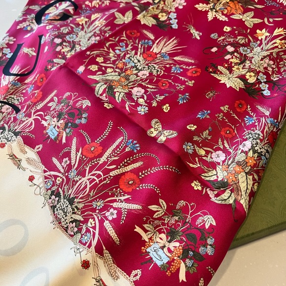 Authentic Gucci 100 anniversary silk scarf - Picture 2 of 10